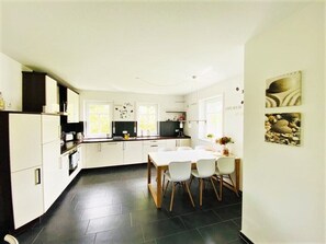 Kühlschrank, Ofen, Herdplatte, Geschirrspüler