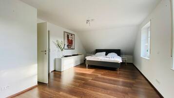 4 bedrooms, free WiFi, bed sheets, wheelchair access