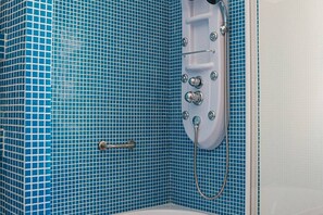 Ensemble douche/baignoire, sèche-cheveux, serviettes fournies, savon