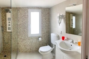 Combined shower/bathtub, hair dryer, towels, soap - Attico in Pieno Centro Storico di Catania (Catania)