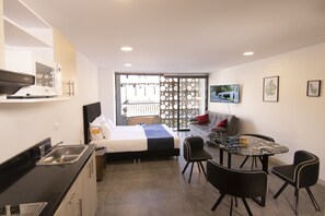 Cortinas blackout, tabla de planchar con plancha y wifi gratis 