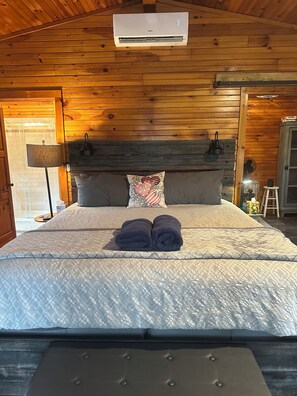 2 bedrooms, desk, free WiFi, bed sheets - ELLIJAY GA. CABIN, PUP FRIENDLY, MT. VIEWS, PRIVATE LAKE <br>“Mountain Soul” (Ellijay)
