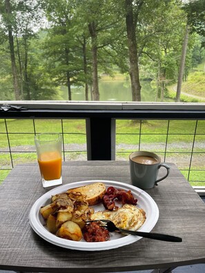 Outdoor dining - ELLIJAY GA. CABIN, PUP FRIENDLY, MT. VIEWS, PRIVATE LAKE <br>“Mountain Soul” (Ellijay)