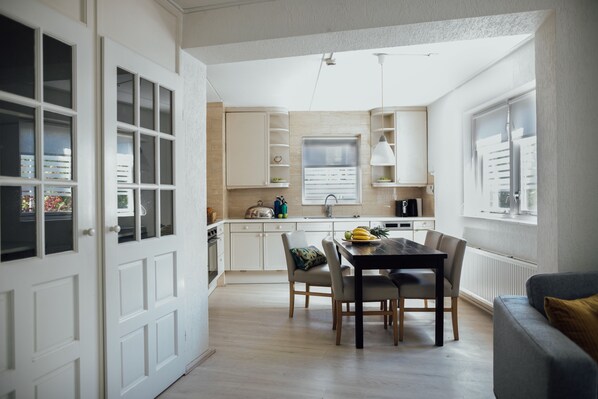 Een koelkast, een magnetron, een oven, een kookplaat