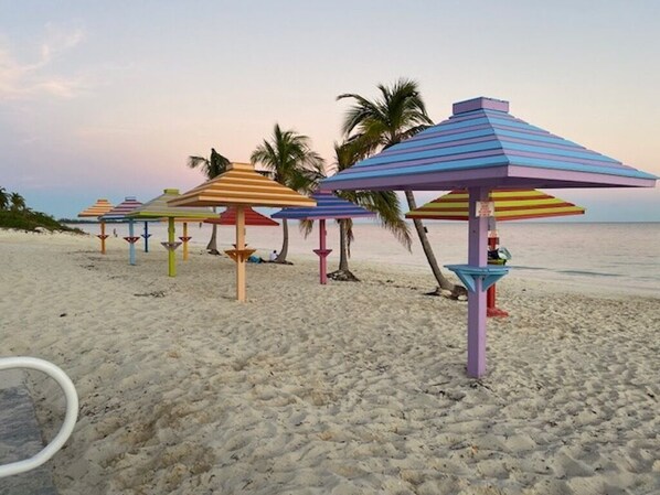 A beach with colorful umbrellas and palm trees. - A little piece of paradise is waiting for you , 1 minute walk to pool and ocean (Freeport)