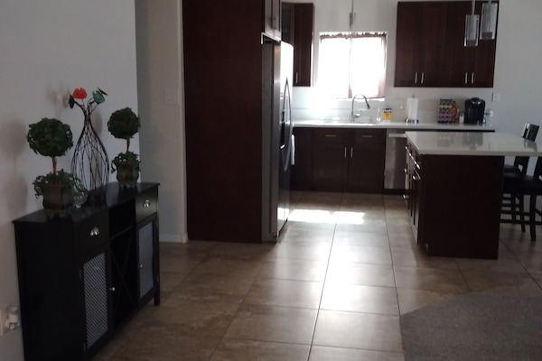 Mikrobølgeovn, ovn, kokeplater og oppvaskmaskin