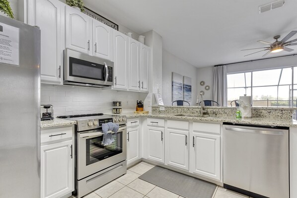 Frigorífico, microondas, horno y placa de cocina