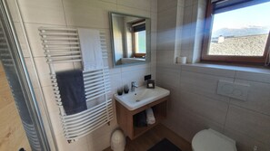 Dusche, Haartrockner, Handtücher, Toilettenpapier