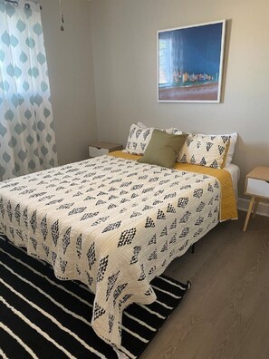 2 bedrooms, desk, free WiFi - Reba's Place  (Memphis)