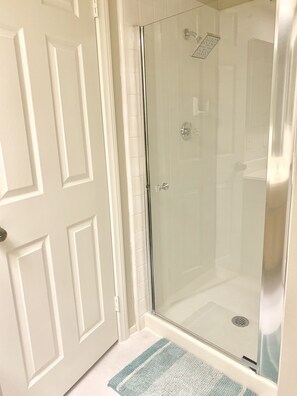 Combined shower/bathtub, hair dryer, towels, soap - Beautiful House with Mountain View near Riverside (Moreno Valley)