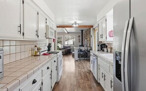 Jääkaappi, mikroaaltouuni, uuni, liesi