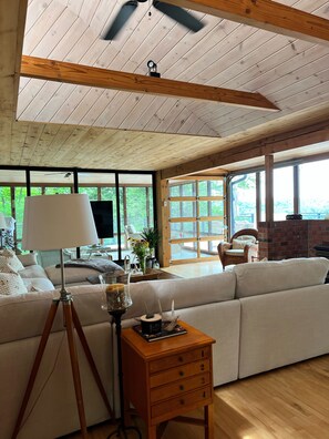 Interior - Lake Rosseau Cottage on private 100 acres with 1550ft of shoreline (Windermere)