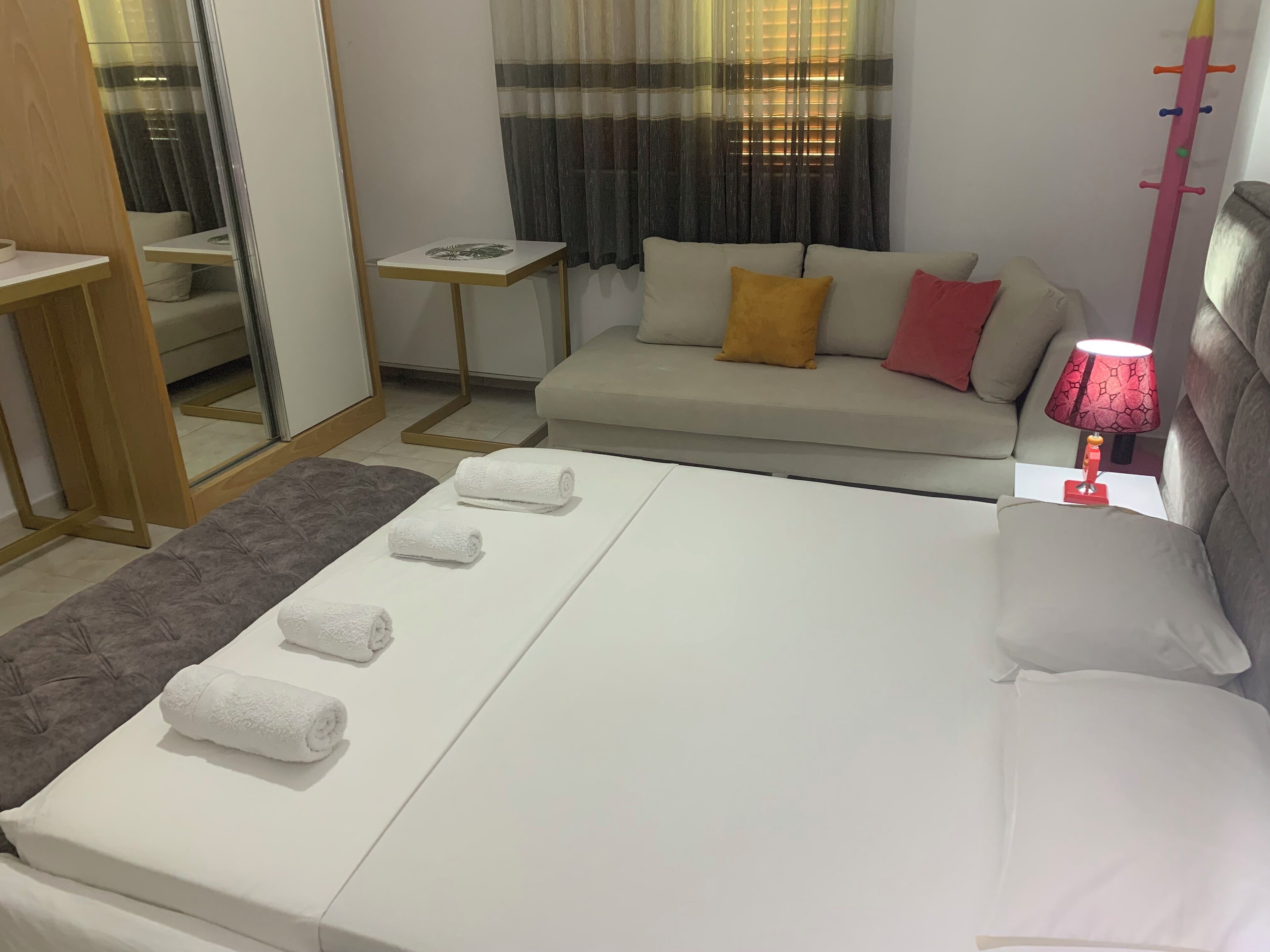 1 slaapkamer, een strijkplank/strijkijzer, wifi