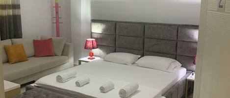 1 slaapkamer, een strijkplank/strijkijzer, wifi