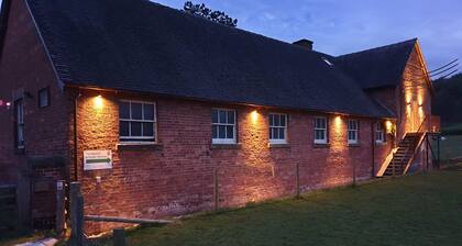 Foxes' Retreat: Peak District S/C Farm Stay