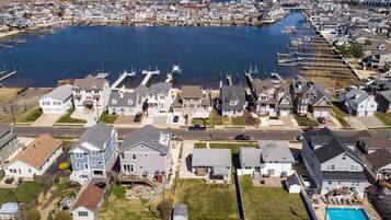 Un quartier résidentiel comprenant des maisons, un port de plaisance et une piscine.