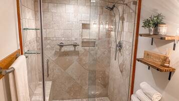 Bañera, secador de pelo, toallas y jabón