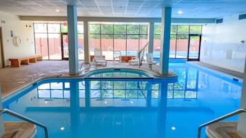 Alberca techada y alberca al aire libre