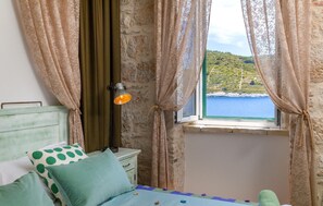 2 bedrooms, travel cot, free WiFi, bed sheets