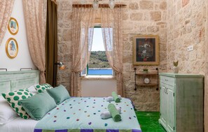 2 bedrooms, travel crib, free WiFi, bed sheets