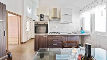 Kühlschrank, Ofen, Herdplatte, Wasserkocher mit Kaffee-/Teezubehör