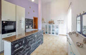 Kjøleskap, kokeplater og kaffetrakter/tekoker