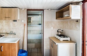 Kühlschrank, Herdplatte, Kochgeschirr/Geschirr/Besteck