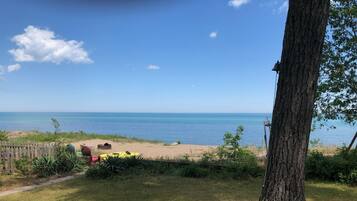 Sulla spiaggia, lettini da mare, teli da spiaggia