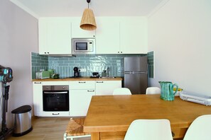 Réfrigérateur, micro-ondes, four, plaque de cuisson