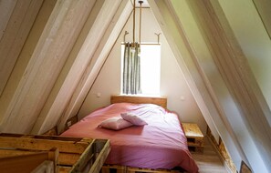 1 habitación, cuna de viaje y ropa de cama 