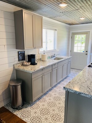 Jääkaappi, mikroaaltouuni, uuni, liesi