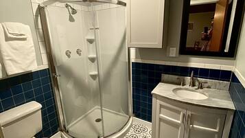 Douche, serviettes fournies, papier toilette
