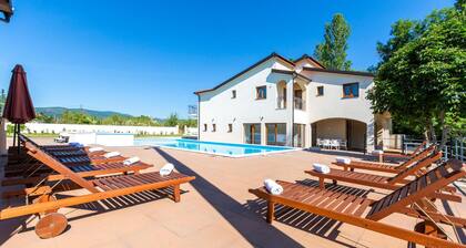 Nice home in Donji Prolozac
