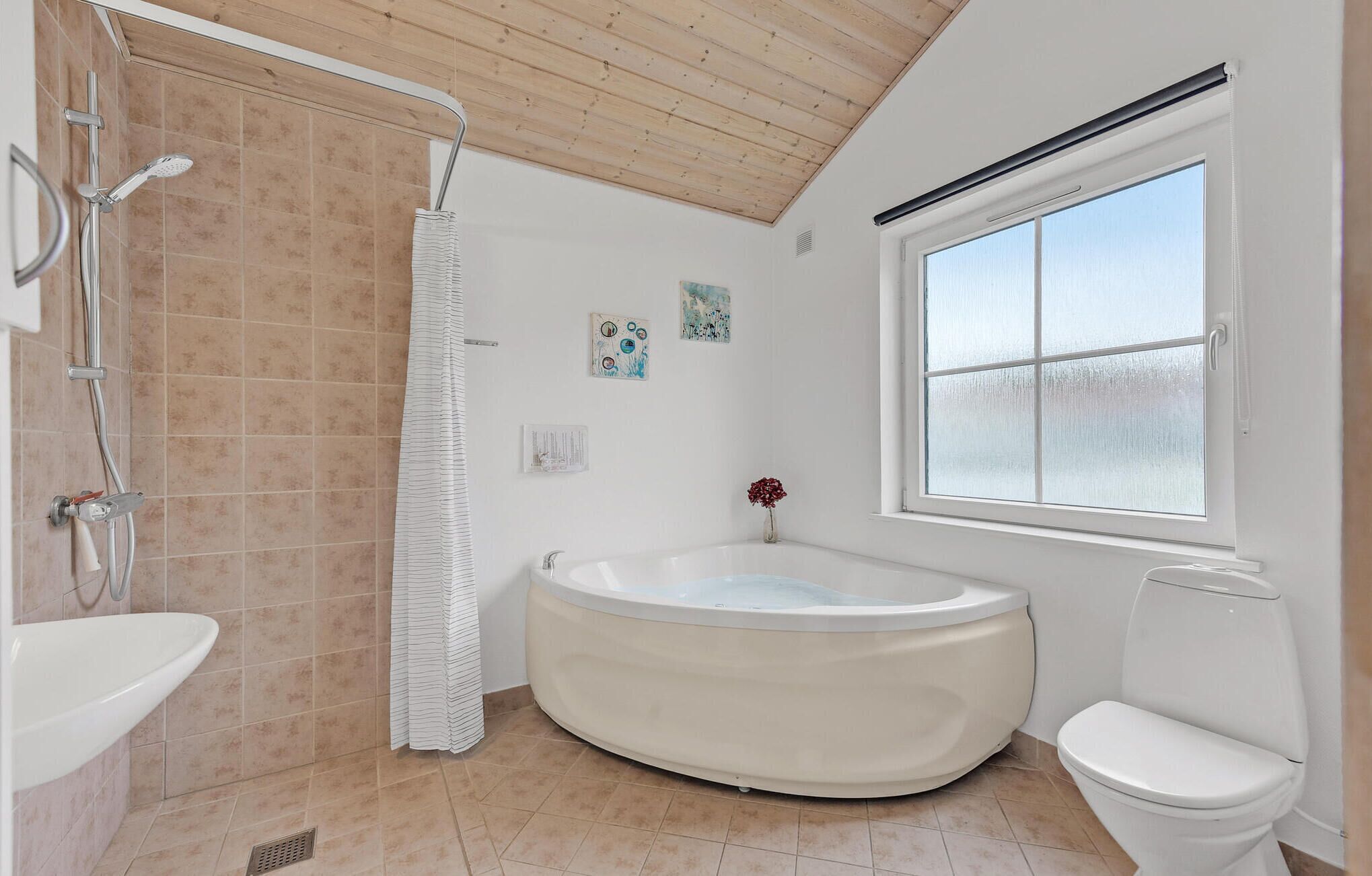 Une salle de bain équipée d’une baignoire, de toilettes et d’un espace douche.