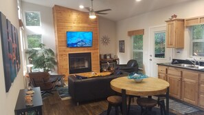 Smart TV, chimenea, libros y estéreo