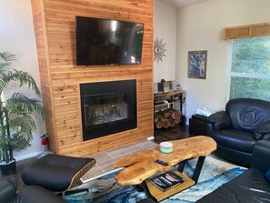 Smart TV, chimenea, libros y estéreo