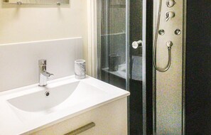 Shower - Awesome home in Scillé (Scillé)