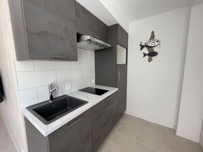 Fridge, microwave, stovetop, coffee/tea maker - 7 - Le Petit Navire (La Flotte)