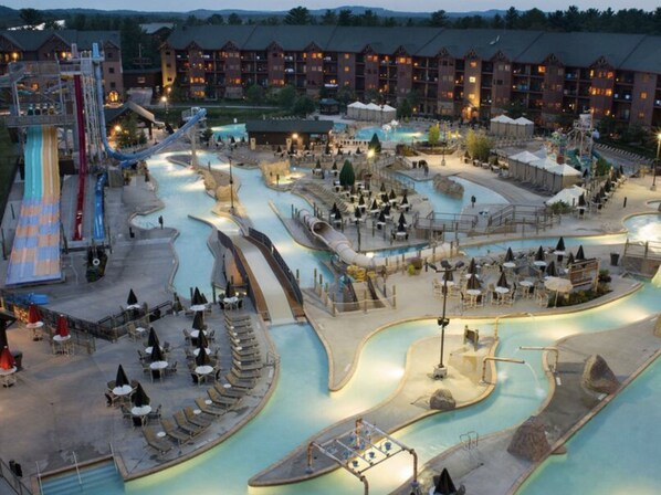 Alberca techada y alberca al aire libre