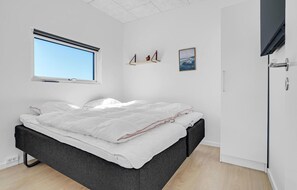 5 bedrooms, iron/ironing board, travel crib, free WiFi