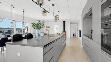 Fridge, oven, dishwasher, coffee/tea maker