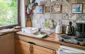 Kühlschrank, Mikrowelle, Herdplatte, Wasserkocher mit Kaffee-/Teezubehör