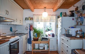 Réfrigérateur, four à micro-ondes, surface de cuisson, lave-vaisselle