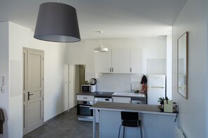 Fridge, microwave, oven, stovetop - Maison Carrée/coeur Historique de Nîmes - Superbe Appt 55m² (Nîmes)