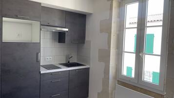 Kühlschrank, Mikrowelle, Herdplatte, Wasserkocher mit Kaffee-/Teezubehör