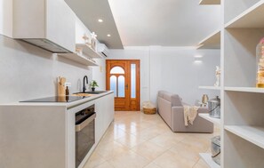 Kühlschrank, Herdplatte, Wasserkocher mit Kaffee-/Teezubehör