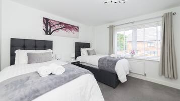 4 bedrooms, iron/ironing board, WiFi, bed sheets