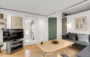 TV, fireplace - 2 bedroom gorgeous home in Hemmet (Hemmet)