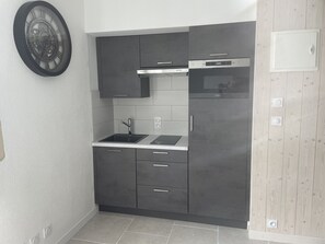 Kühlschrank, Mikrowelle, Herdplatte, Wasserkocher mit Kaffee-/Teezubehör