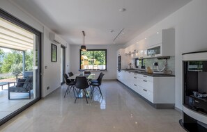 Fridge, oven, stovetop, dishwasher
